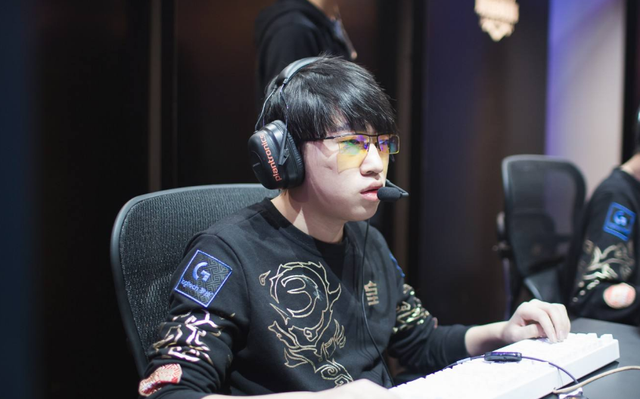 以其敏锐的 以其敏锐的